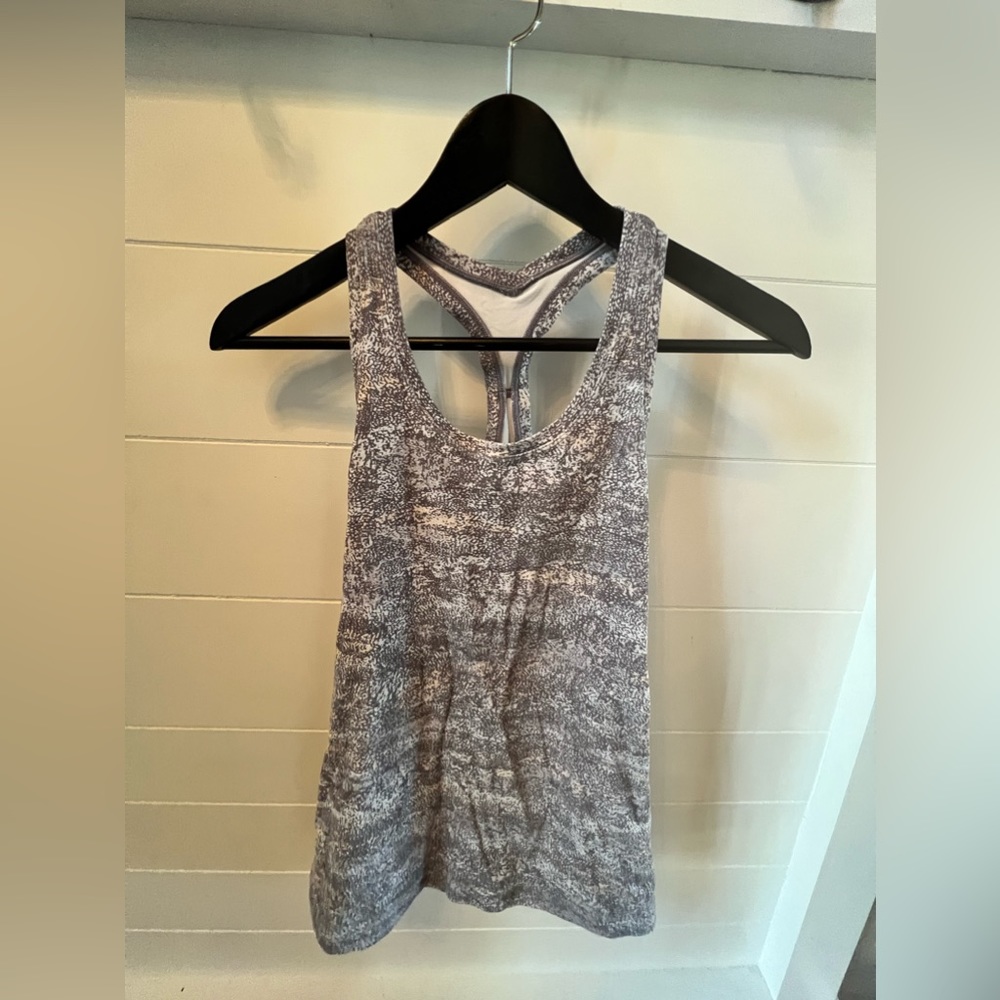 Lululemon tank. Size 4. Excellent condition.